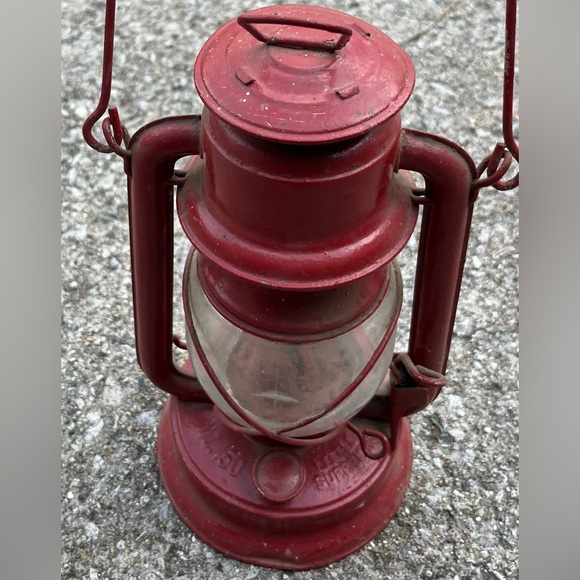 Antique Red Kerosene Lantern 150 Little Supreme - Embury Co vintage oil lantern. - Picture 1 of 6